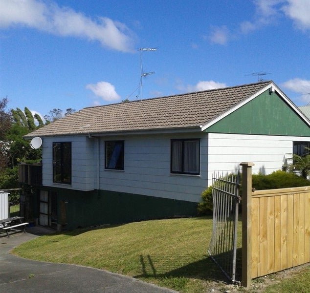 57 Holmes Drive South, Massey, Auckland - Carousel 2