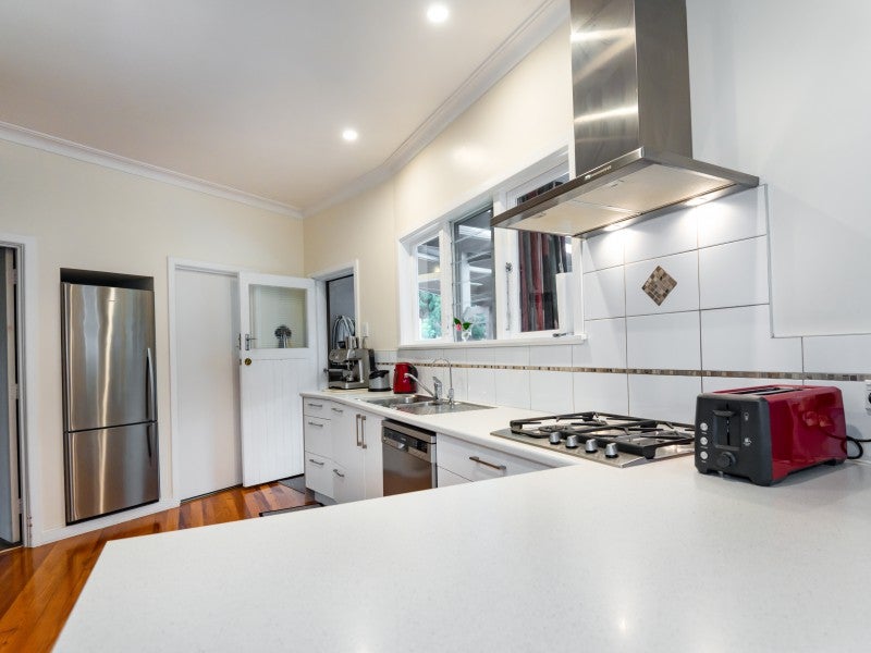 201 Tudor Avenue, Mayfair, Hastings - Carousel 2