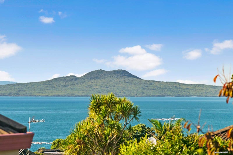 2/49 Rewi Street, Torbay, Auckland - Carousel 1