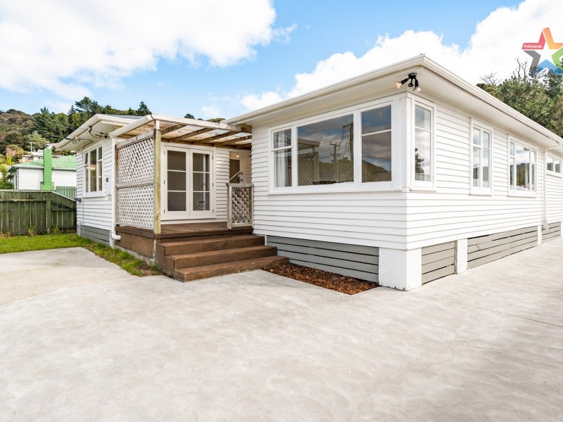 4 Davis Grove, Wainuiomata, Lower Hutt - Carousel 1