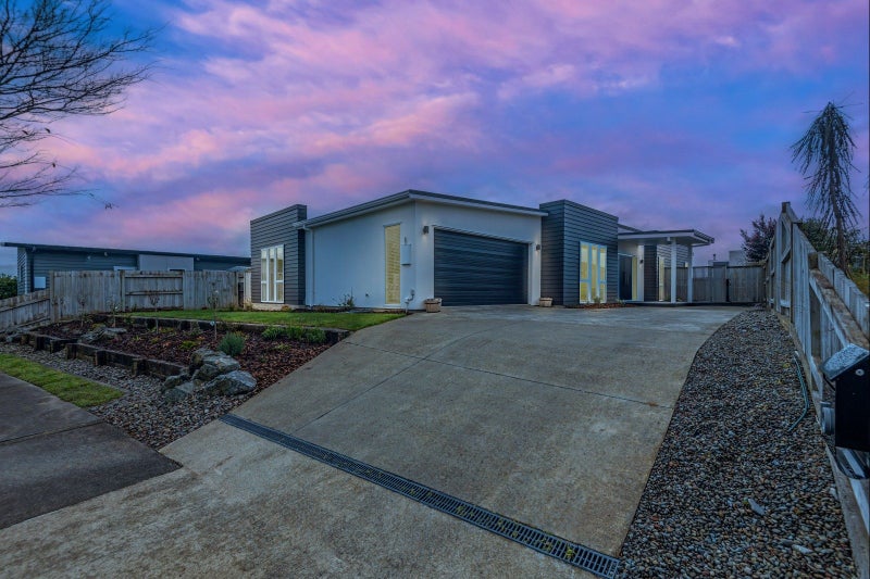10 Monaco Grove, Fitzherbert, Palmerston North - Carousel 21