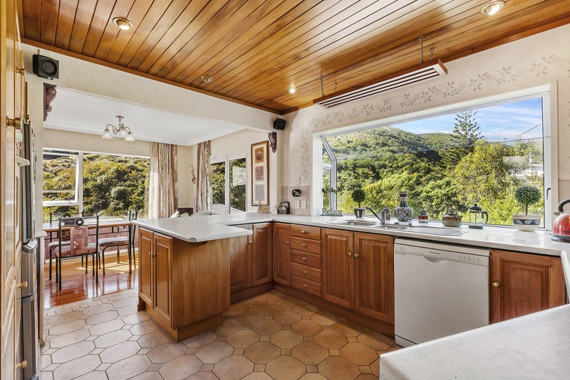 64 Collins Avenue, Tawa, Wellington - Carousel 2