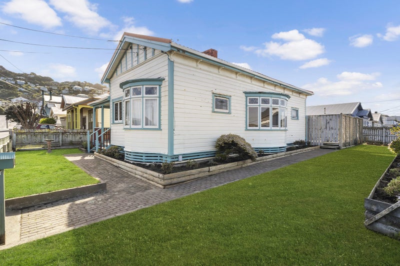 12 Wha Street, Lyall Bay, Wellington - Carousel 1