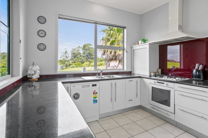 8 Kororako Grove, Whalers Gate, New Plymouth - Carousel 2