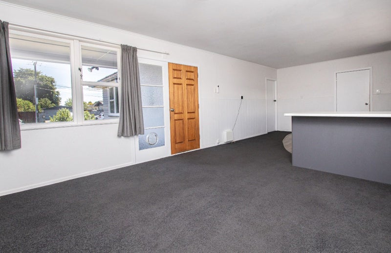 4 Barrie Crescent, Silverdale, Hamilton - Carousel 2