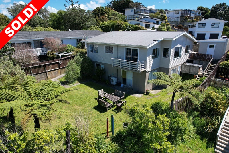 5 Hillview Crescent, Paparangi, Wellington - Carousel 1