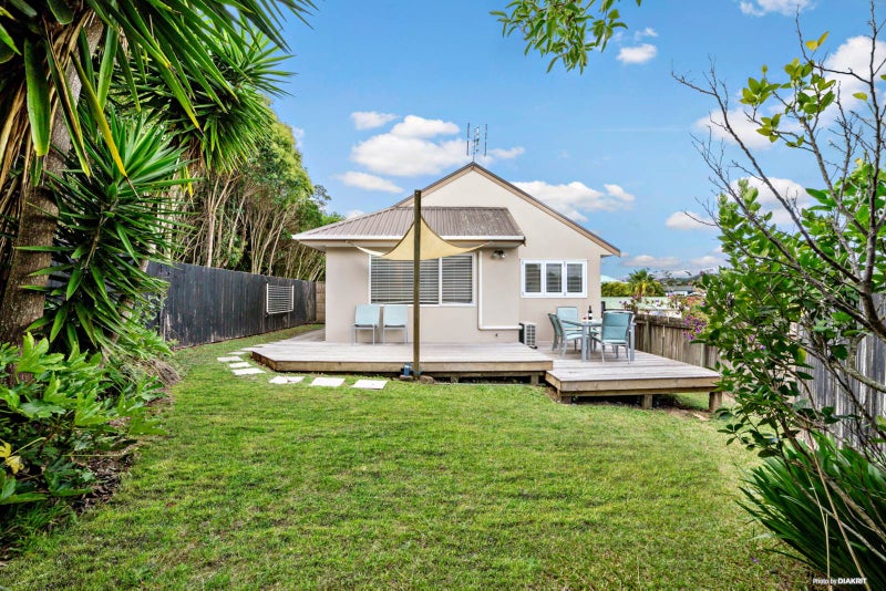 1/16 Fernlea Rise, Bayview, Auckland - Carousel 1