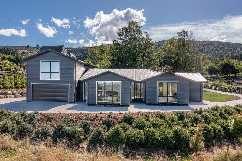 7 Redwoods Lane, Helensburgh, Dunedin - Carousel 1