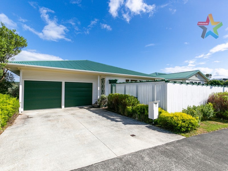 8 Annan Grove, Papakowhai, Porirua - Carousel 1