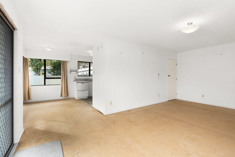 2/1 Cassino Crescent, Onekawa, Napier - Carousel 2