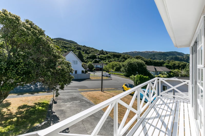 4 Greyfriars Crescent, Tawa, Wellington - Carousel 2