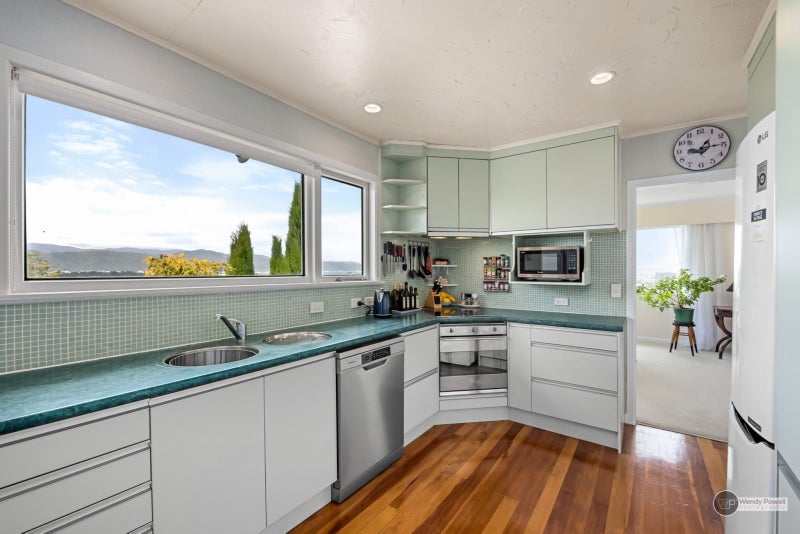 18 Magnolia Grove, Maungaraki, Lower Hutt - Carousel 2