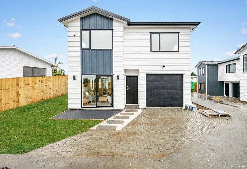 17D Massine Place, Randwick Park, Auckland - Carousel 1