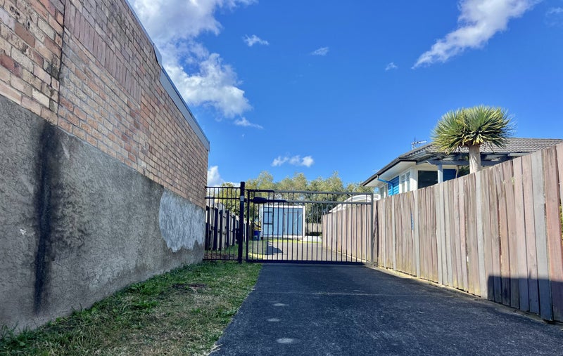 2/25 Taharoto Road, Takapuna, Auckland - Carousel 15