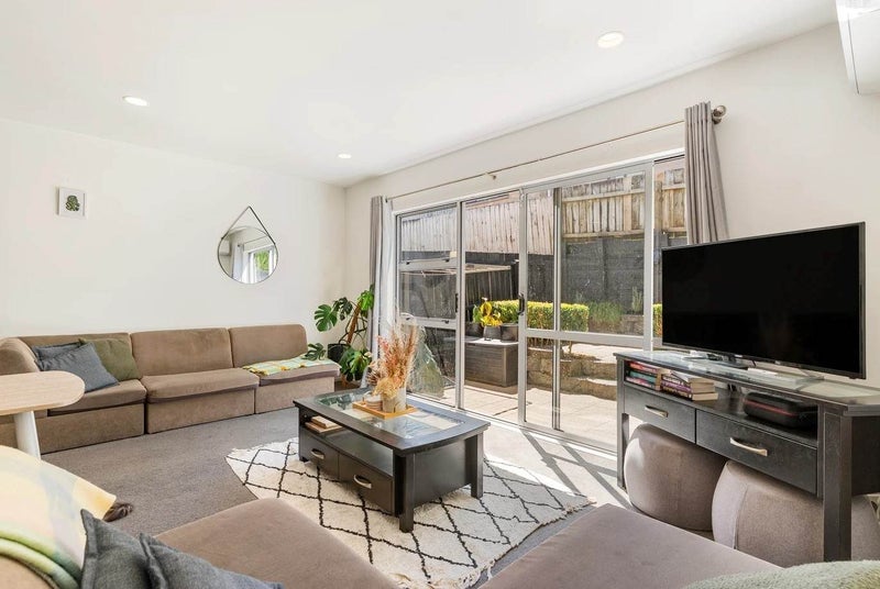 15/218 Captain Springs Road, Te Papapa, Auckland - Carousel 1