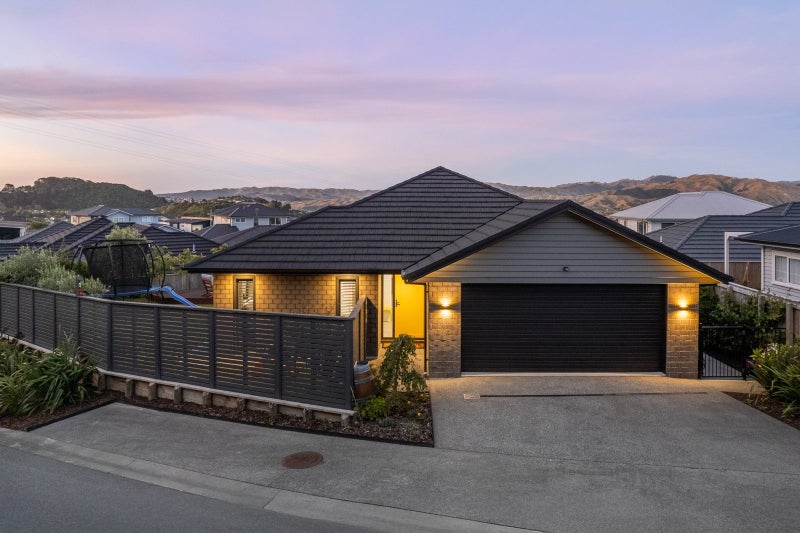 2 Roundhouse Close, Whitby, Porirua - Carousel 1