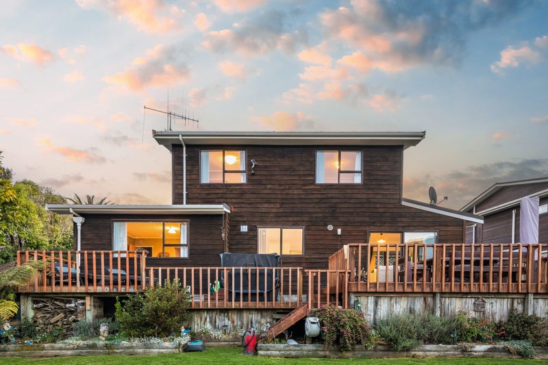 19 Shackle Lane, Whitby, Porirua - Carousel 38