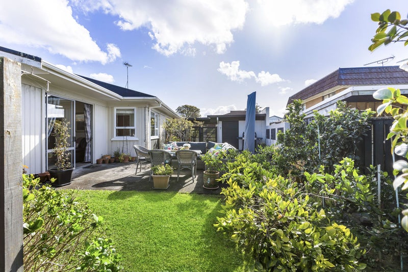 4 Maroubra Place, Botany Downs, Auckland - Carousel 1