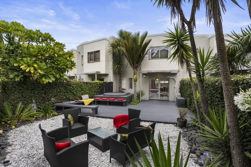 30/21 Hunters Park Drive, Three Kings, Auckland - Carousel 1