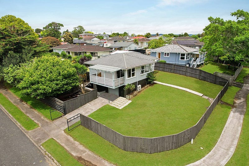 32 Hobart Crescent, Wattle Downs, Auckland - Carousel 1