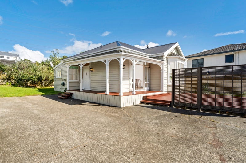 16 Earnslaw Crescent, Clover Park, Auckland - Carousel 2