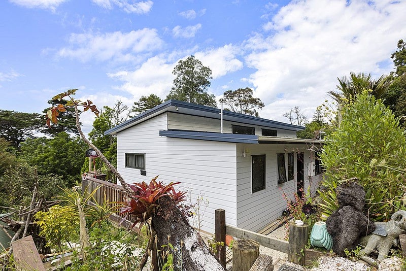 21 Taraire Street, Ostend, Waiheke Island - Carousel 1