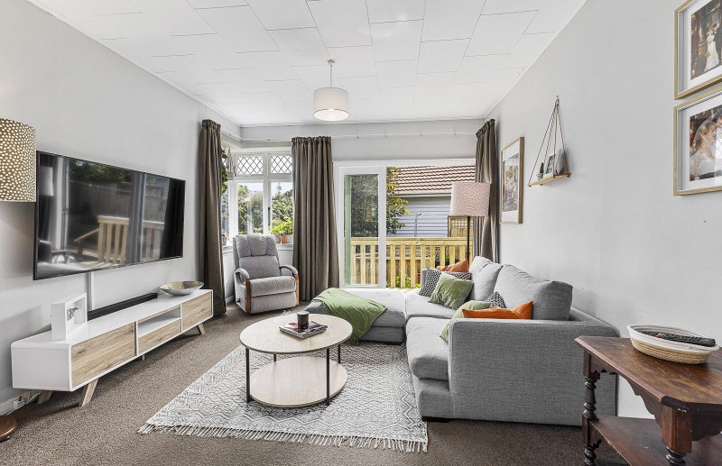 11 Creswick Terrace, Northland, Wellington - Carousel 1