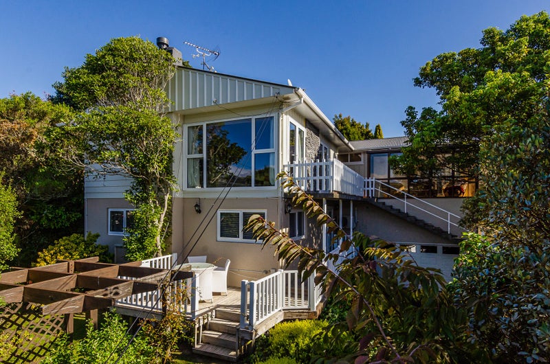 7 Saint Johns Terrace, Tawa, Wellington - Carousel 1