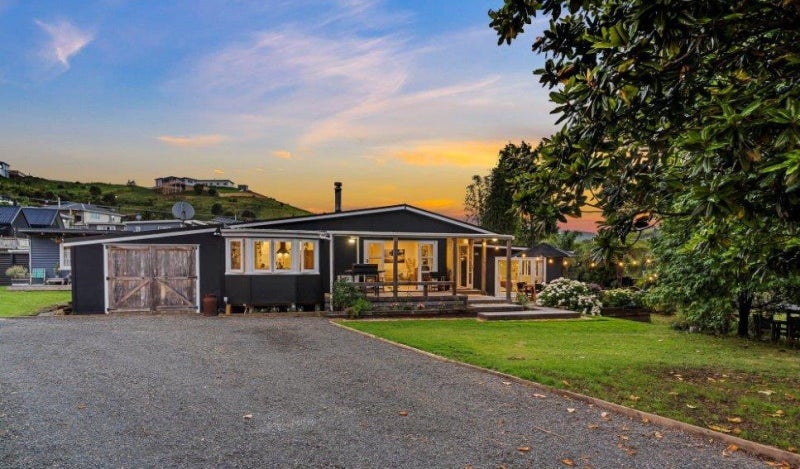 6 Widdison Place, Whangamatā - Carousel 1