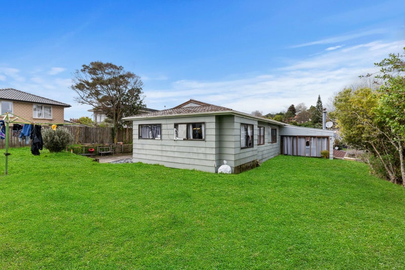 13 Sispara Place, Beach Haven, Auckland - Carousel 1