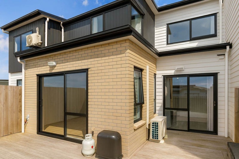 6 Paina Crescent, Massey, Auckland - Carousel 1