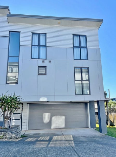 16A Woodall Place, Totara Vale, Auckland - Carousel 1