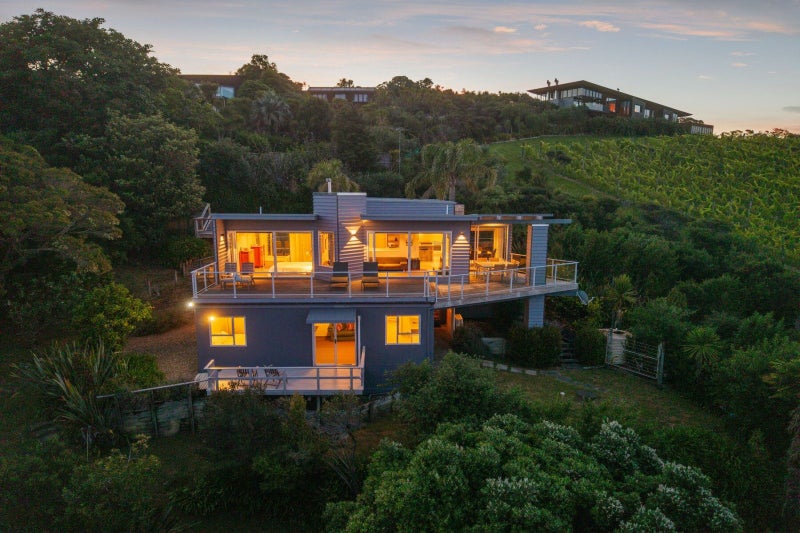 12 Karu Street, Oneroa, Waiheke Island - Carousel 1