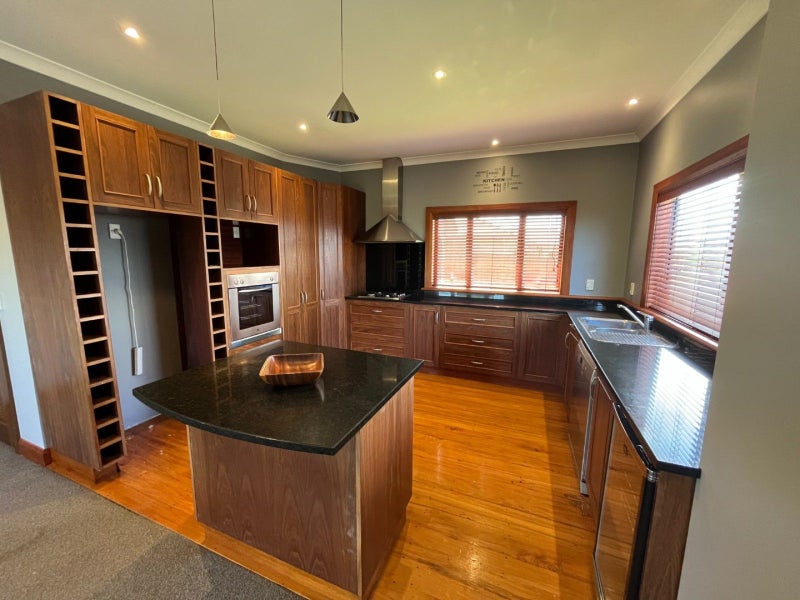 70 Parnell Heights, KELVIN GROVE, PALMERSTON NORTH - Carousel 2