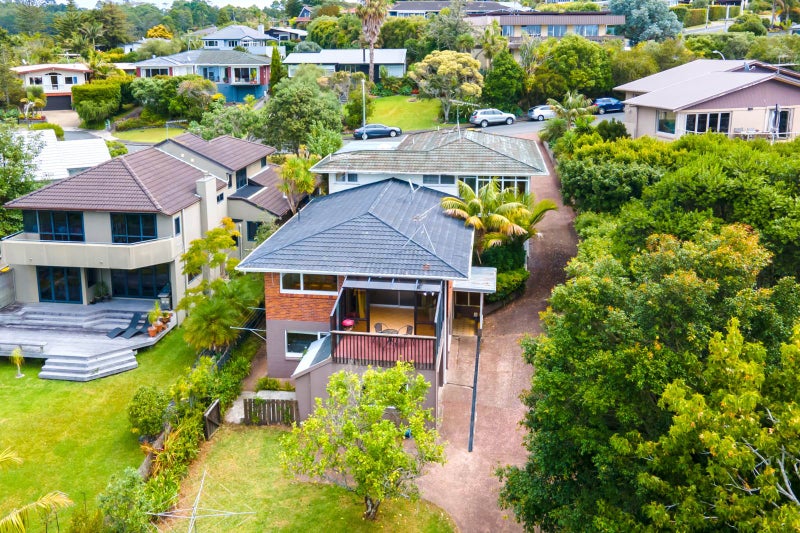 2/4 Cloverly Crescent, Campbells Bay, Auckland - Carousel 1