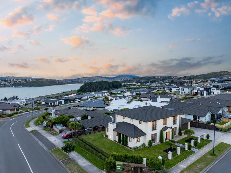 88 Queen Charlotte Drive, Aotea, Porirua - Carousel 2