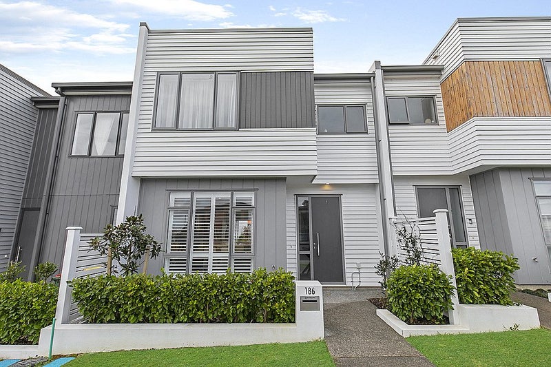 186 Seventh View Avenue, Beachlands, Auckland - Carousel 2