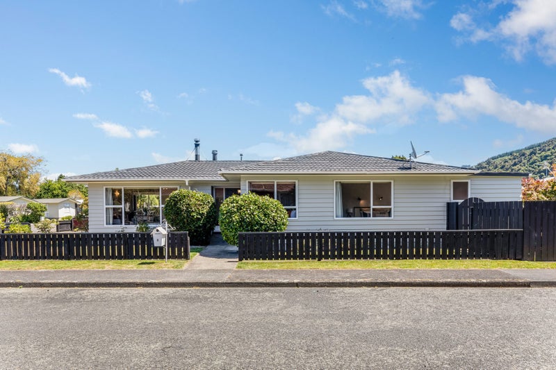 1 Bailey Grove, Trentham, Upper Hutt - Carousel 1