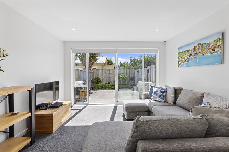 4/2 Stone St, Miramar, Wellington - Carousel 1