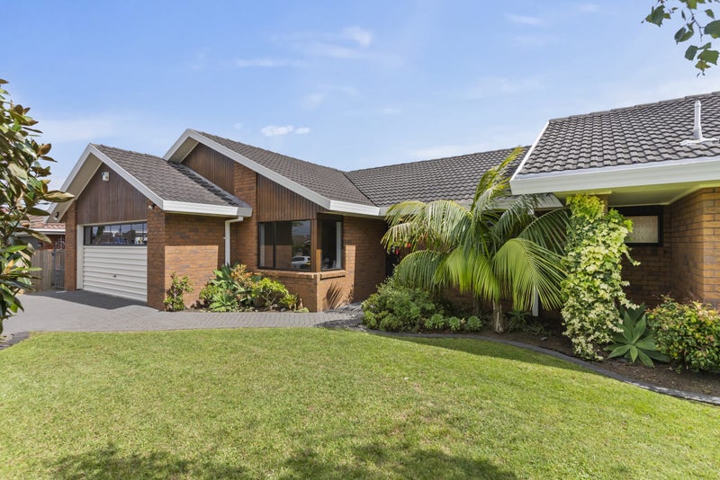 17 Channing Crescent, Botany Downs, Auckland - Carousel 1