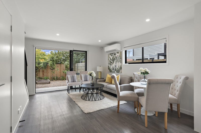 2 Whakahui Lane, Mangere Bridge, Auckland - Carousel 1