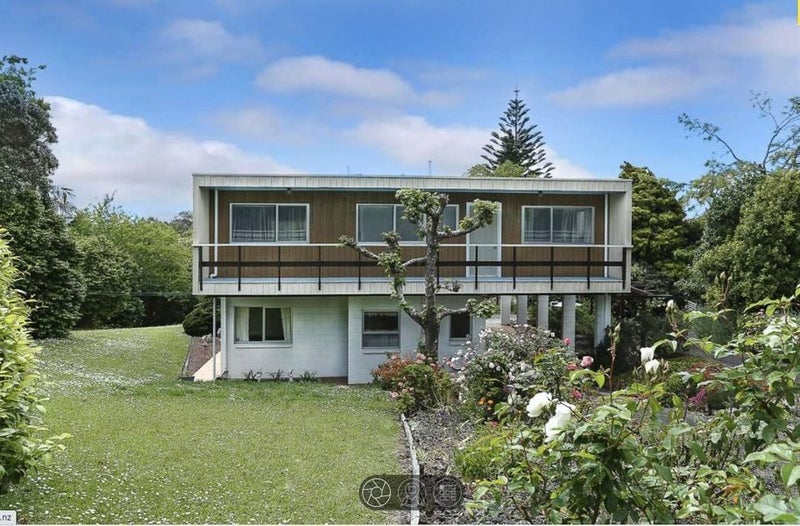 28 Cyclarama Crescent, Massey, Auckland - Carousel 1