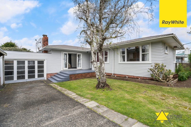 11 Graham Avenue, Te Atatu Peninsula, Auckland - Carousel 1