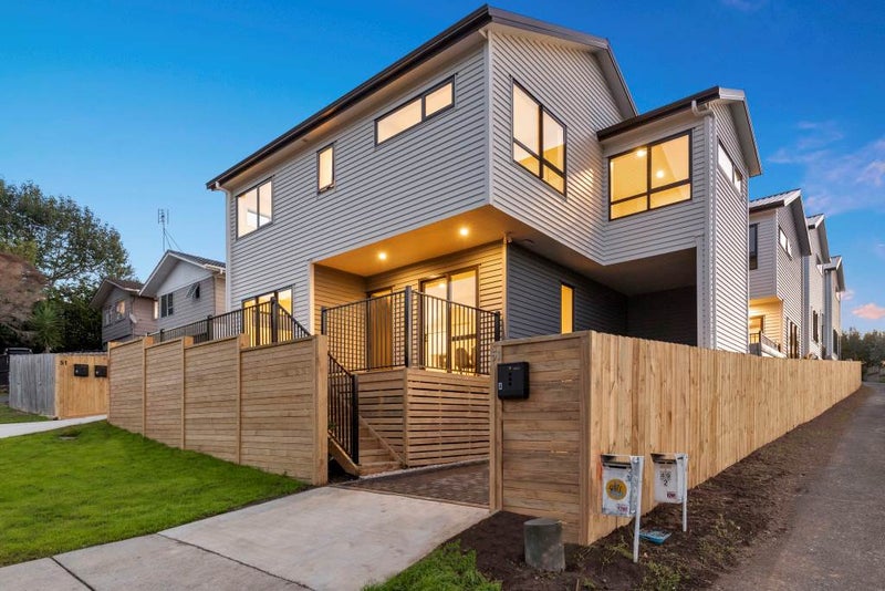 51A Reynella Drive, Massey, Auckland - Carousel 1
