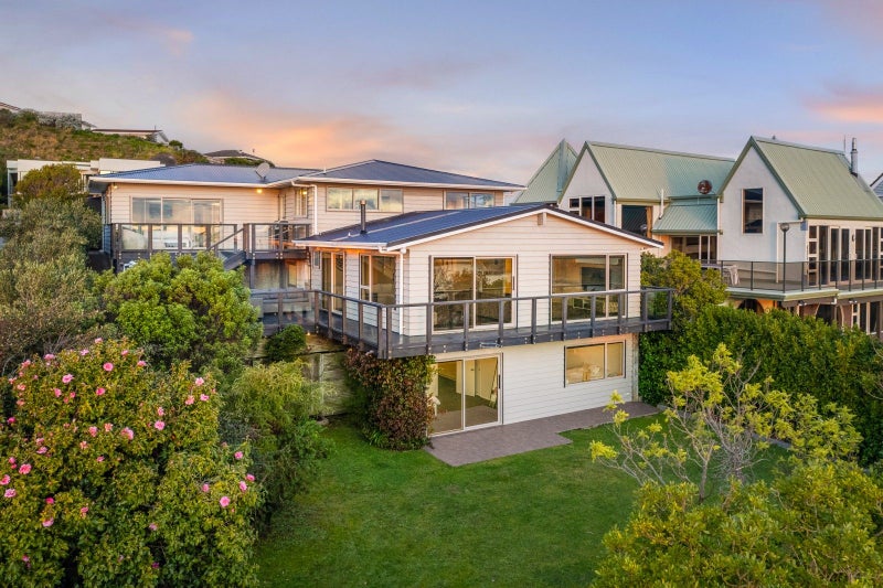 7 Tregear Place, Camborne, Porirua - Carousel 1