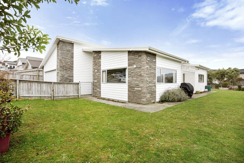 15 Paparoa Crescent, Aotea, Porirua - Carousel 1