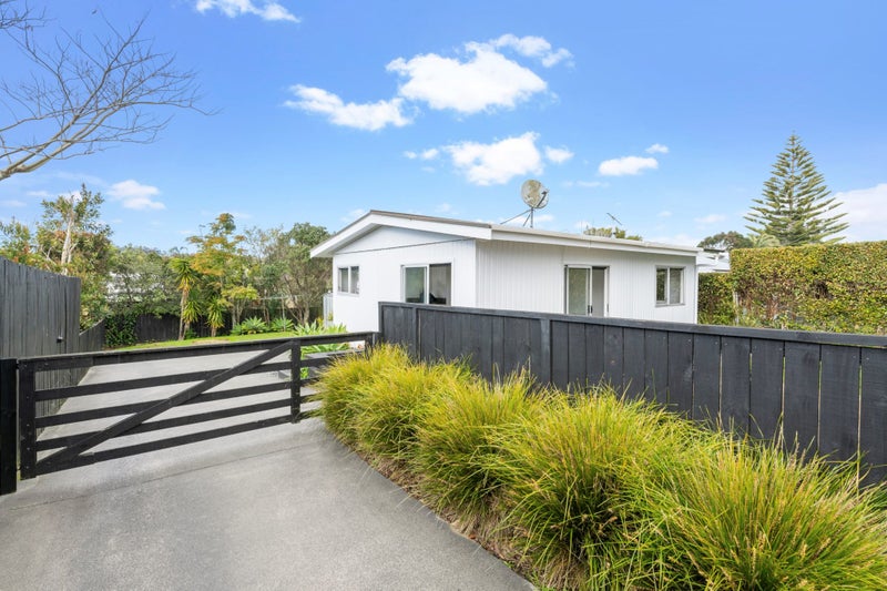 121A Rosario Crescent, Red Beach, Whangaparāoa - Carousel 1