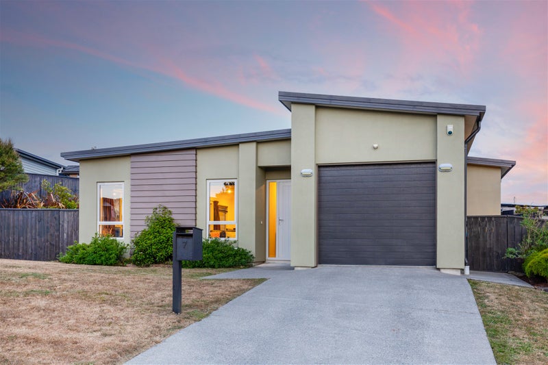 7 Sumner Terrace, Aotea, Porirua - Carousel 1