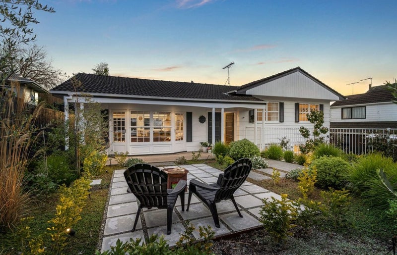 16 Pickwick Parade, Mellons Bay, Auckland - Carousel 1