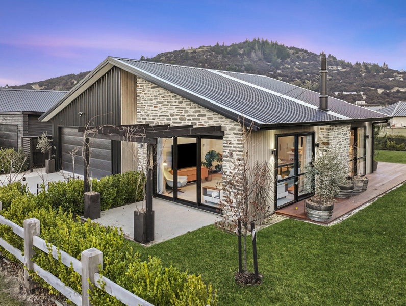 2 Glen Dene Crescent, Wanaka - Carousel 1